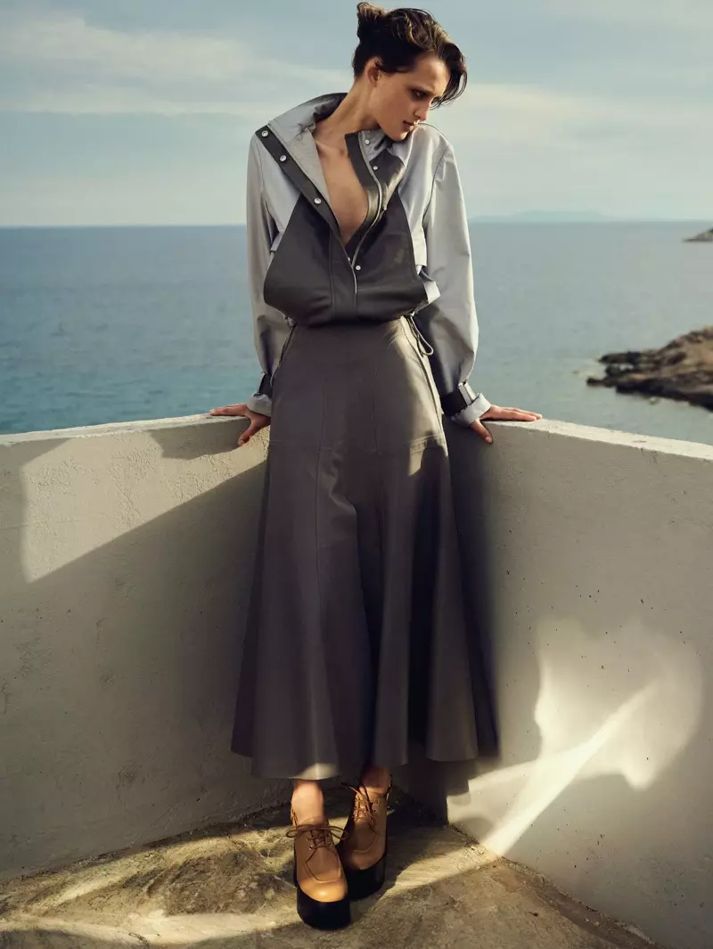 Jip Boxstart indossa eleganti look pre-autunno per Vogue Grecia