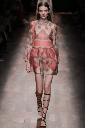 Valentino 2015eko udaberria: bidaia handi bat