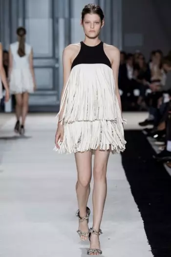 Giambattista Valli Primavera 2015: Poniéndose al margen