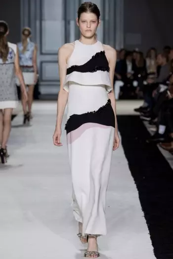 Giambattista Valli स्प्रिंग 2015: फ्रिंज पर रखना