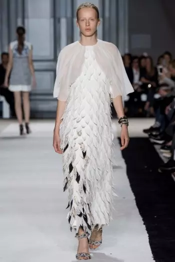 Giambattista Valli 2015 年春季：穿上边缘