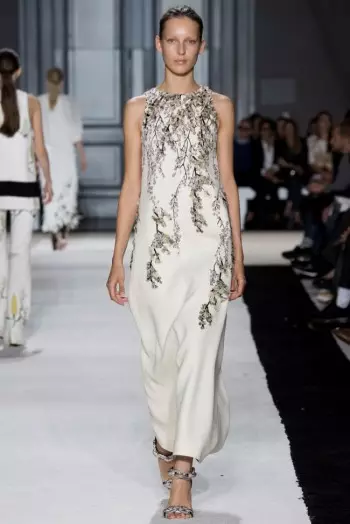 Giambattista Valli Frühling 2015: Den Rand anziehen