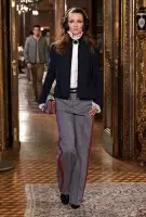 Tingnan ang Austrian Inspired Pre-Fall 2015 Runway Show ng Chanel