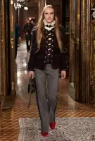 Chanel को Austrian Inspired Pre-Fall 2015 Runway Show हेर्नुहोस्