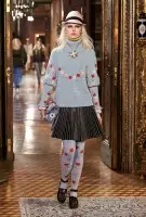 Chanel ၏ Austrian Inspired Pre-Fall 2015 Runway Show ကို ကြည့်ပါ။