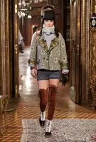 Guarda la sfilata pre-autunno 2015 di ispirazione austriaca di Chanel