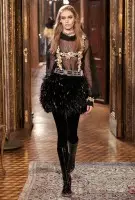 Tingnan ang Austrian Inspired Pre-Fall 2015 Runway Show ng Chanel