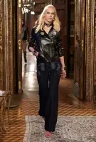 Chanel's Austrian Inspired Pre-Fall 2015 ධාවන පථය බලන්න