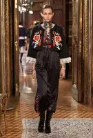 Sehen Sie sich Chanels österreichisch inspirierte Pre-Fall 2015 Runway Show an