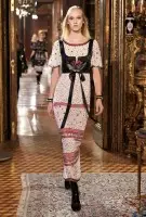 Tingnan ang Austrian Inspired Pre-Fall 2015 Runway Show ng Chanel