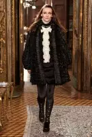 Sehen Sie sich Chanels österreichisch inspirierte Pre-Fall 2015 Runway Show an