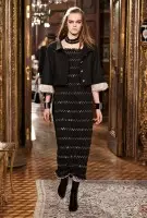 Chanel's Austrian Inspired Pre-Fall 2015 ධාවන පථය බලන්න