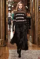 Jonga i-Chanel yase-Austrian ephefumlelweyo yangaphambi kokuwa kwe-2015 ye-Runway Show