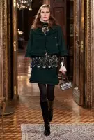 Chanel ၏ Austrian Inspired Pre-Fall 2015 Runway Show ကို ကြည့်ပါ။