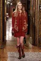 Hụ Chanel's Austrian kpaliri n'ike mmụọ nsọ tupu ọdịda 2015 Runway Show