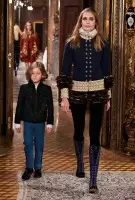 Chanel ၏ Austrian Inspired Pre-Fall 2015 Runway Show ကို ကြည့်ပါ။