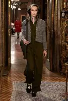 Chanel's Austrian Inspired Pre-Fall 2015 ධාවන පථය බලන්න