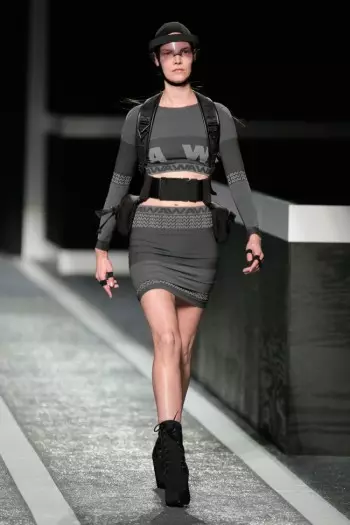 Alexander Wang သည် သူ၏ H&M ပူးပေါင်းဆောင်ရွက်မှုအတွက် Runway Show ကို ကျင်းပခဲ့သည်။