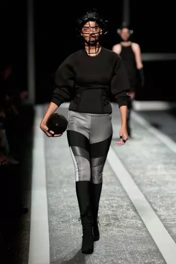 Alexander Wang Okazis Runway Show por Lia H&M Kunlaboro