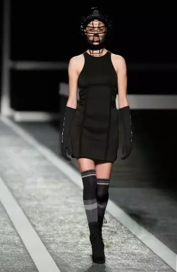 Alexander Wang-ek Runway Show bat egin zuen bere H&M lankidetzagatik