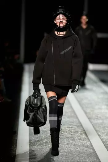 Alexander Wang mbajti një shfaqje në pistë për bashkëpunimin e tij H&M