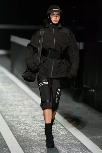 Alexander Wang het 'n aanloopbaanvertoning gehou vir sy H&M-samewerking