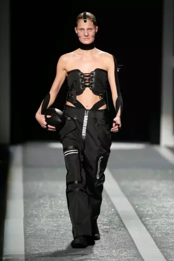 Alexander Wang ji bo Hevkariya xwe ya H&M Pêşandanek Runway Li dar xist