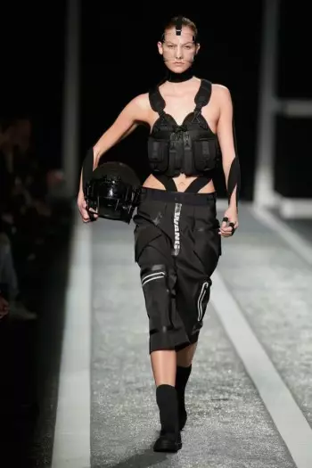 Alexander Wang သည် သူ၏ H&M ပူးပေါင်းဆောင်ရွက်မှုအတွက် Runway Show ကို ကျင်းပခဲ့သည်။