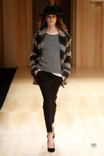 Toni Garrn Amatsogolera Paketi pa Mango Fall/Zima 2014 Runway Show