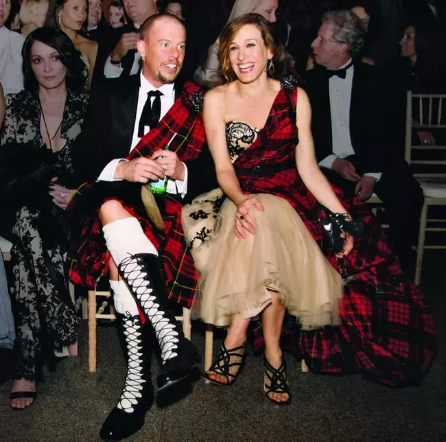 Сара Джэсіка Паркер і Аляксандр МакКуін на Met Gala. Выява: Vogue/Getty
