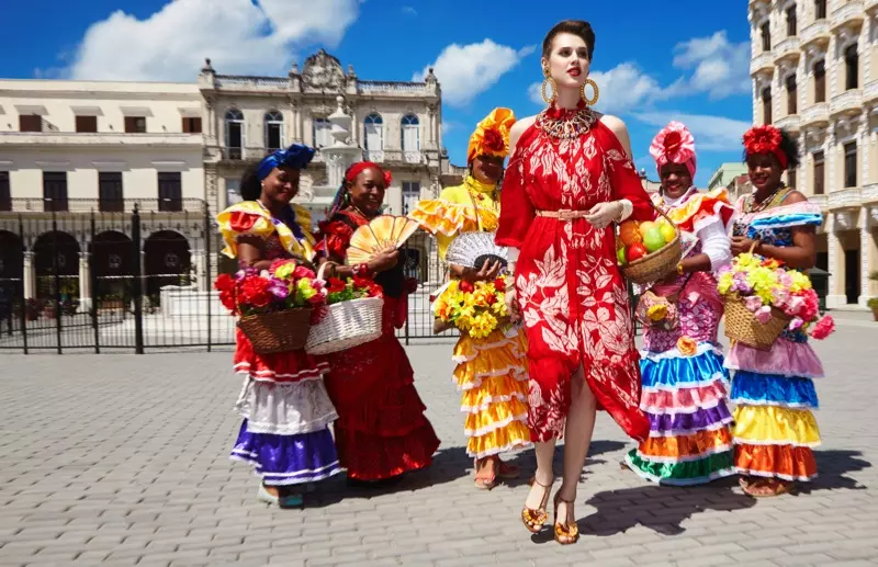 Anais Pouliot Samfuran Salo masu launi a Cuba don Vogue Taiwan