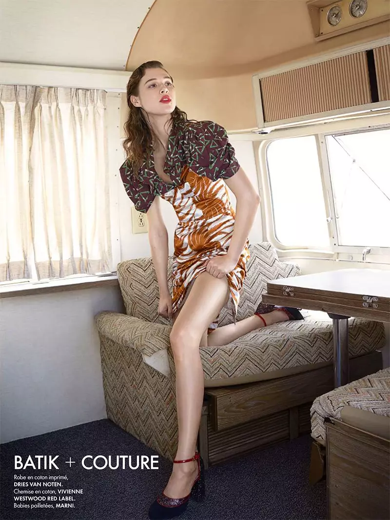 In einem Wohnmobil trägt Anais ein Kleid von Drien Van Noten, ein Hemd von Vivienne Westwood Red Label und High Heels von Marni