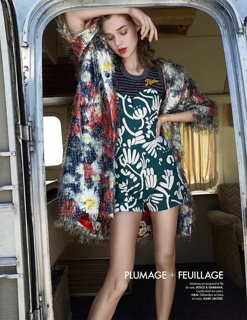 Merangkul bunga, Anais memakai jaket Dolce & Gabbana dengan baju monyet H&M Studio dan baju Marc Jacobs