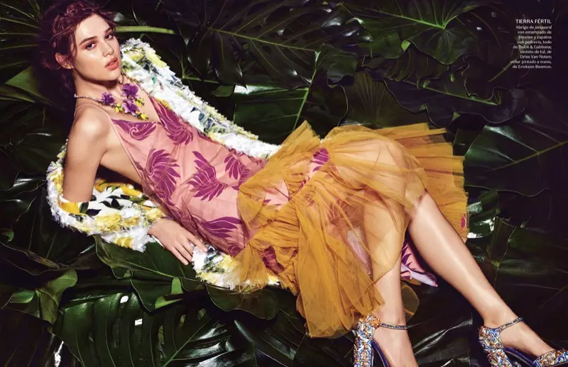 Anais Pouliot verkörpert tropischen Stil in einem Kleid mit Blumendruck von Dries Van Noten, einer Jacke von Dolce & Gabbana und einer Kette von Erickson Beamon
