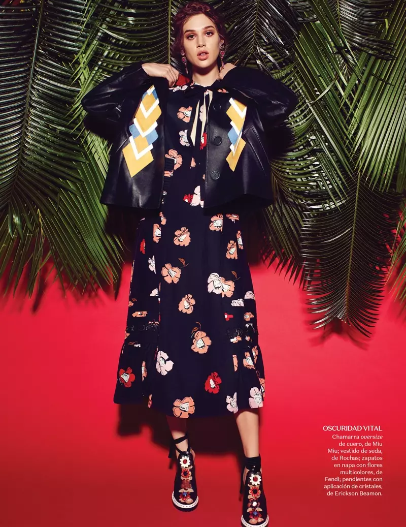 Anais Pouliot posa cunha chaqueta de coiro de gran tamaño e un vestido estampado floral de Miu Miu con sandalias Fendi