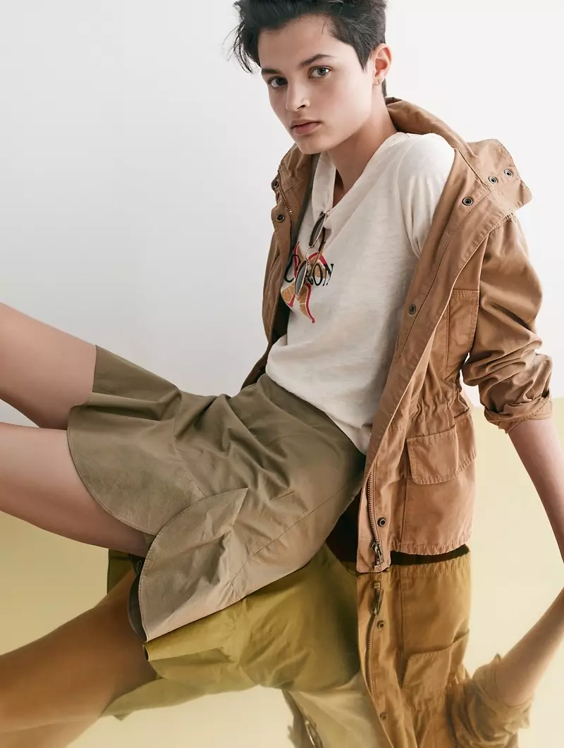 Мадевелл Проспецт јакна у боји Дарк Сахара, мајица са графиком Цитрон и мини сукња са наборима у боји Екпат Оливе
