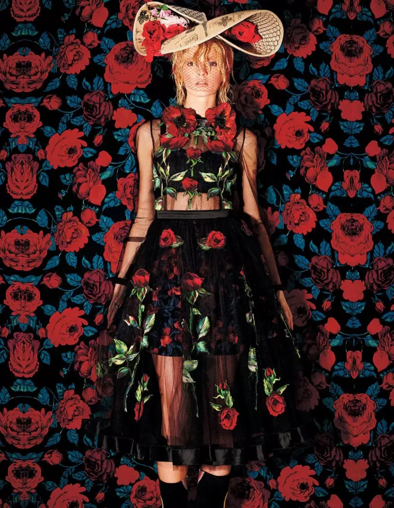 Daria Strokous modelleert de ultieme bloemenlooks voor BAZAAR Japan