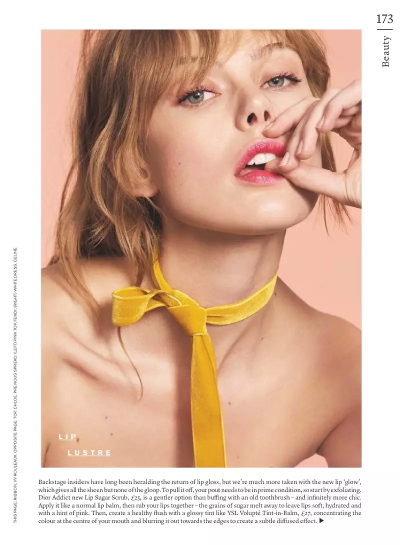 Mae'r model Frida Gustavsson yn gwisgo sglein gwefus lliw aeron