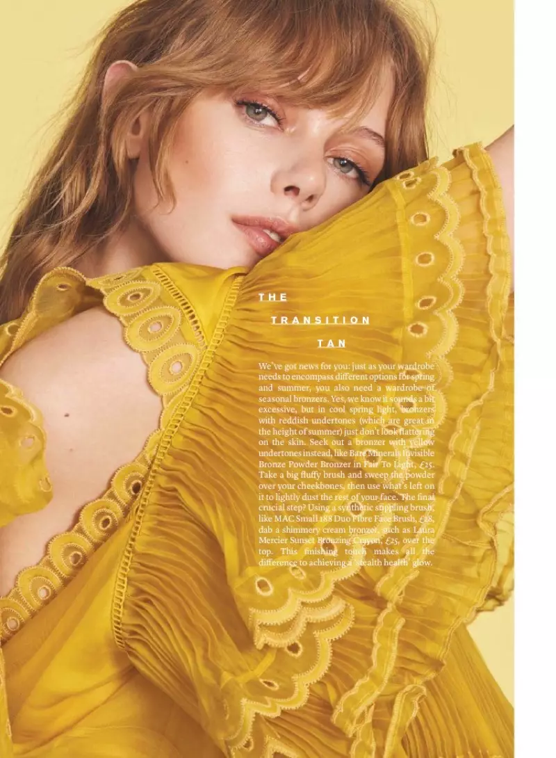 Frida Gustavsson Chloe ko'ylagi kiyib, quyoshdan o'pgan bo'yanish qiyofasini namoyish etmoqda.