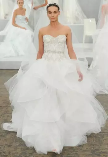 مجموعة Monique Lhuillier لفساتين الزفاف لعام 2015 هي حفل زفاف خيالي