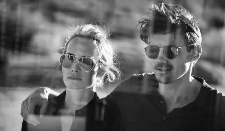 Amber Valletta y Jac Jagaciak protagonizan la campaña del 30 aniversario de Oliver Peoples