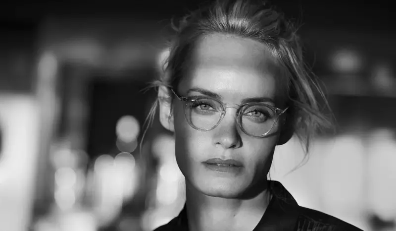 Sa paglapit sa kanya, si Amber Valletta ay bida sa kampanya ng ika-30 anibersaryo ng Oliver Peoples