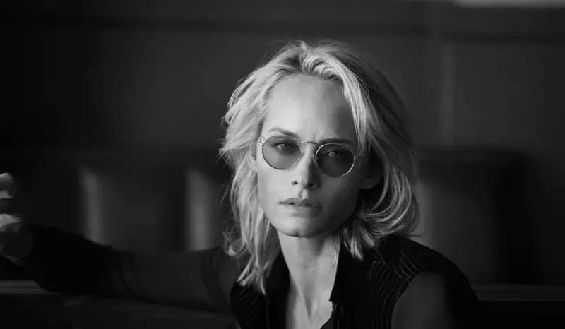 მოდელი Amber Valletta ატარებს წრიულ სათვალეებს Oliver Peoples-ის 30 წლის საიუბილეო კამპანიაში