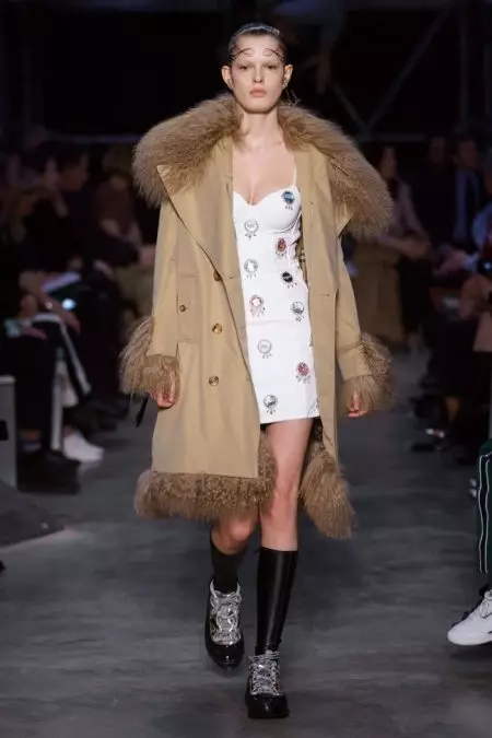 Burberry 2019-يىلى كۈزدىكى سېلىشتۇرما يەتكۈزدى