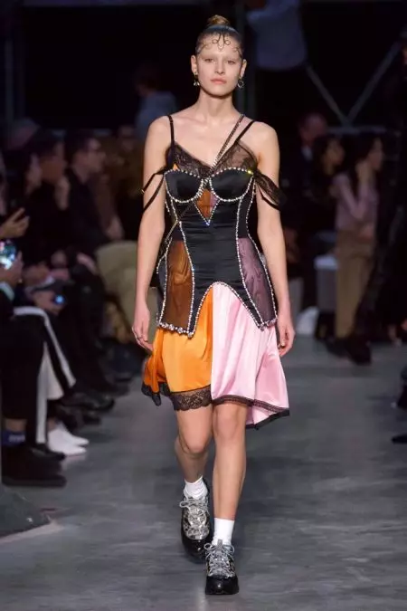 “Burberry” 2019-njy ýylyň güýzünde kontrast berýär