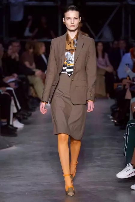 Burberry 2019-يىلى كۈزدىكى سېلىشتۇرما يەتكۈزدى