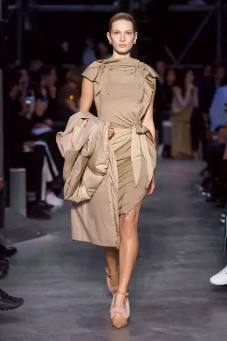 Burberry 2019-يىلى كۈزدىكى سېلىشتۇرما يەتكۈزدى