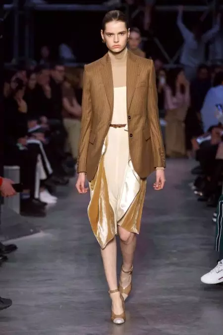 Burberry מספק ניגודיות לסתיו 2019