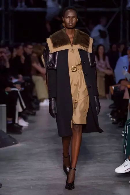 Burberry 2019-يىلى كۈزدىكى سېلىشتۇرما يەتكۈزدى