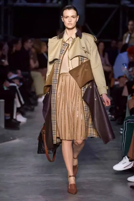 Burberry 2019-يىلى كۈزدىكى سېلىشتۇرما يەتكۈزدى